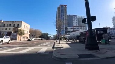 Tampa, Fla USA - 01 28 26: Tampa Florida şehir merkezi sabahın erken saatlerinde mavi gökyüzü park işareti