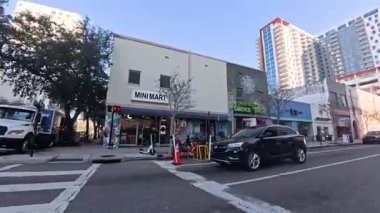 Tampa, Fla USA - 01 28 26: Tampa Florida şehir merkezi sabahın erken saatlerinde Blue Sky Vintage mağazaları