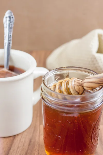 Miel natural cruda con cacerola de madera — Foto de Stock