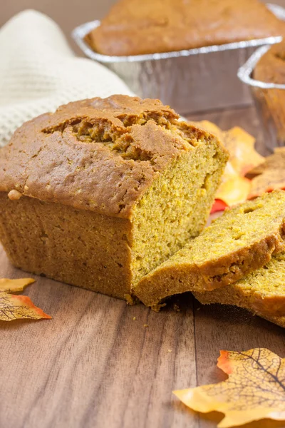 Pumpa bröd på en bänkskiva. — Stockfoto