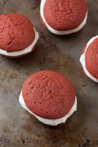 สีแดงกํามะหยี่เปปเปอร์มินต์ Whoopie พาย — ภาพถ่ายสต็อก