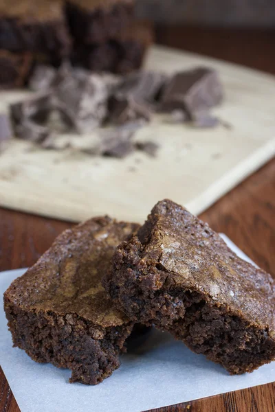 Brownies de chocolate em pergaminho — Fotografia de Stock