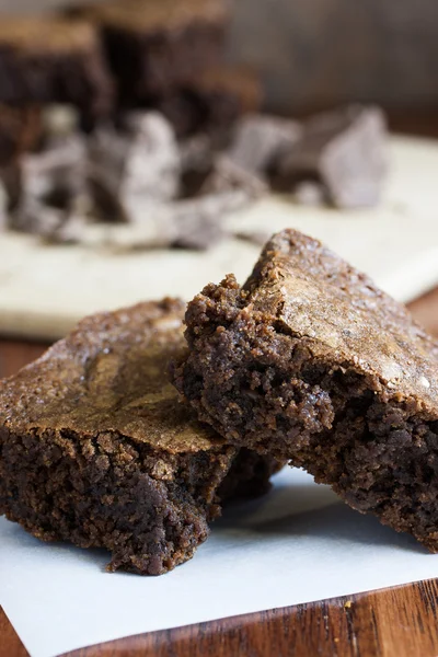 Brownies de chocolate en pergamino — Foto de Stock