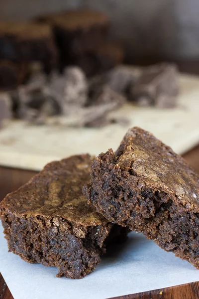 Brownies de chocolate em pergaminho — Fotografia de Stock