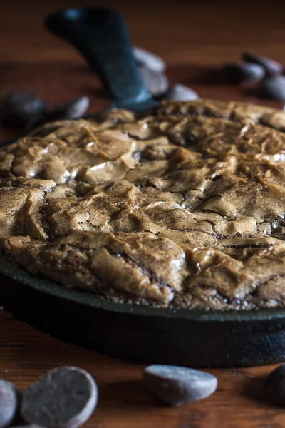 Brownies en una cacerola de hierro fundido — Foto de Stock