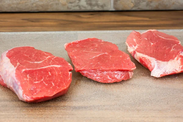 Steak frais sur un comptoir — Photo