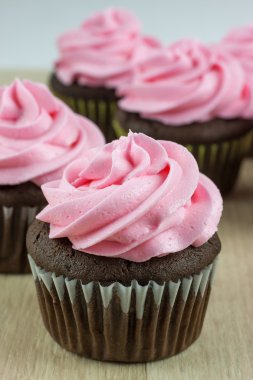 Pembe krema ile çikolata Cupcakes
