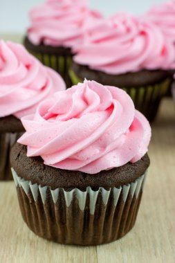 Pembe krema ile çikolata Cupcakes