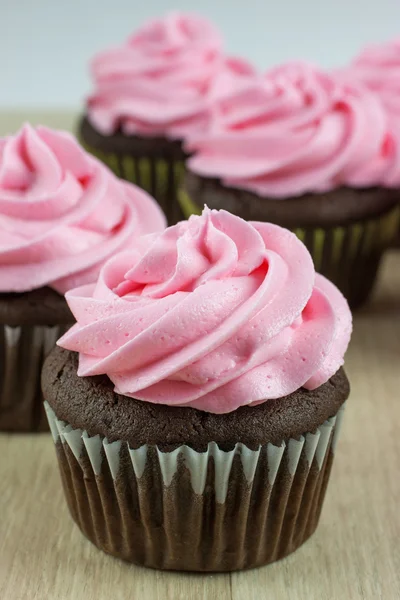 Cupcakes de chocolate con glaseado rosa — Foto de Stock