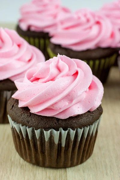 Cupcakes de chocolate con glaseado rosa — Foto de Stock