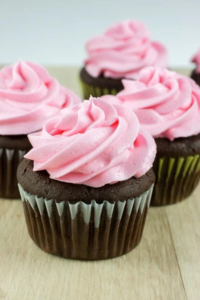 Cupcakes de chocolate con glaseado rosa — Foto de Stock