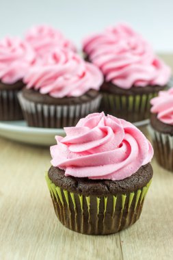 Pembe krema ile çikolata Cupcakes