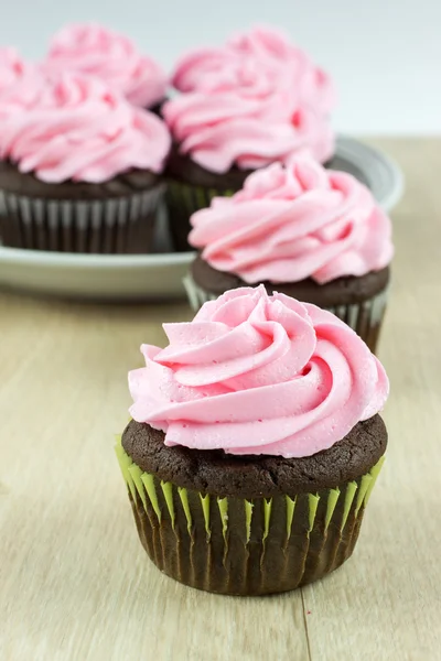 Cupcakes de chocolate con glaseado rosa — Foto de Stock