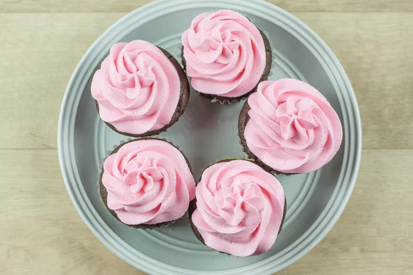 Chocolate Cupcakes with pink icing — Stock Photo, Image