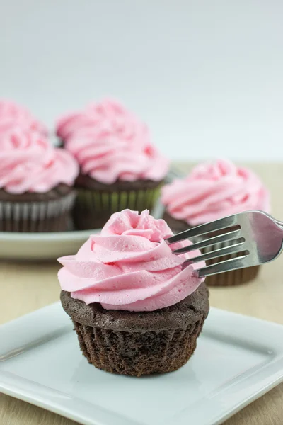 ピンクのアイシングとチョコレート カップ ケーキ — ストック写真