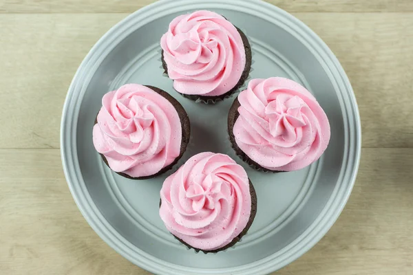 ピンクのアイシングとチョコレート カップ ケーキ — ストック写真