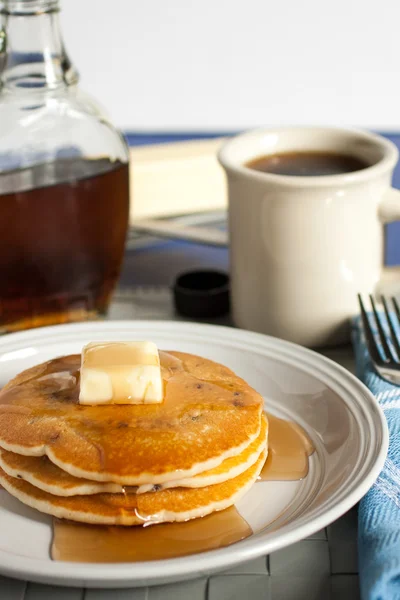 Frische Pfannkuchen und Sirup — Stockfoto