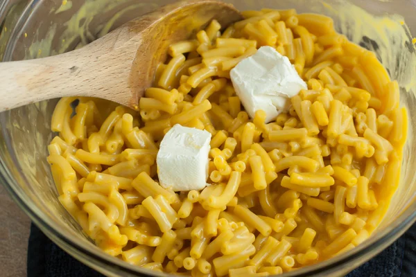 Macarrones con queso en un tazón de vidrio Fotos de stock libres de derechos