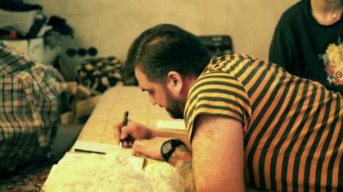 Kurşun kalem ve tükenmez kalem ile katta çizim adam