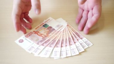 Ruble elinde. Para yığını.