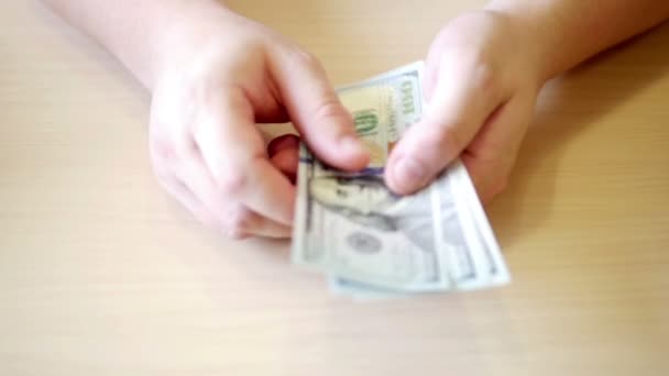 Mãos dando e tomando dólares em fundo bege — Vídeo de Stock