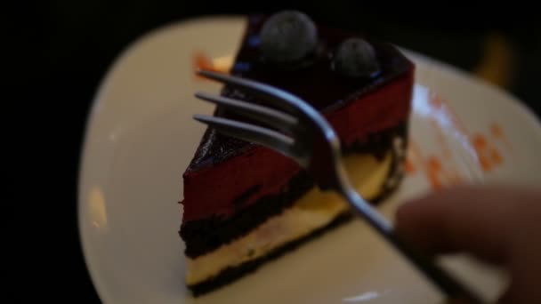 Cheesecake med bär på bordet — Stockvideo