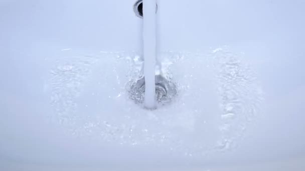 Vatten som rinner ur en kran i slow motion — Stockvideo