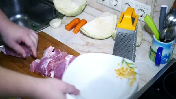 Kuchaři tabulka při řezání červené maso se zeleninou v rychlém pohybu — Stock video