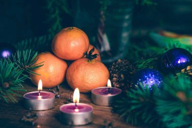 Mandalinalı Noel kompozisyonu, Noel ağacı ve mumlar