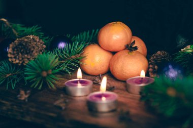 Mandalinalı Noel kompozisyonu, Noel ağacı ve mumlar