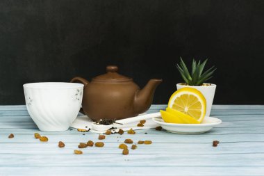 Çaydanlık ve limonlu çay partisi kompozisyonu