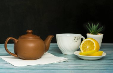 Çaydanlık ve limonlu çay partisi kompozisyonu