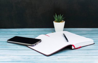 Masa işi ve iş üzerine not defteri