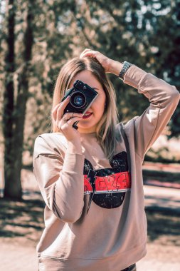 Sokak dikey fotoğrafında eski tarz fotoğraf makinesi olan bir kız.