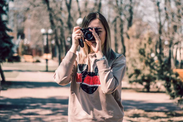 Lány Fotós Egy Régi Stílusú Fényképezőgép Utcán Vízszintes Fotó — Stock Fotó