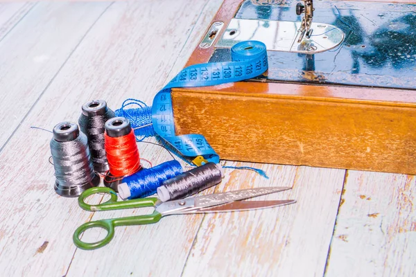 Naaiaccessoires Naaimachine Gekleurde Draden Evenals Schaar Meetlint — Stockfoto