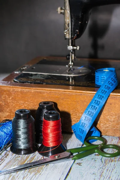 Швейные Принадлежности Швейная Машина Цветные Нити Ножницы Измерительная Лента — стоковое фото