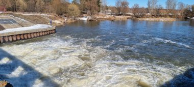 İlkbaharda barajda kaynayan su