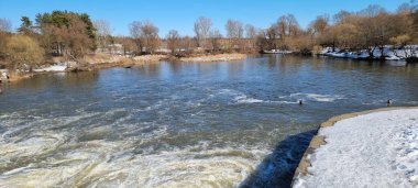 İlkbaharda barajda kaynayan su