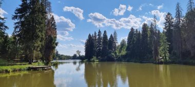 Kumsalda güneşli sakin bir gün