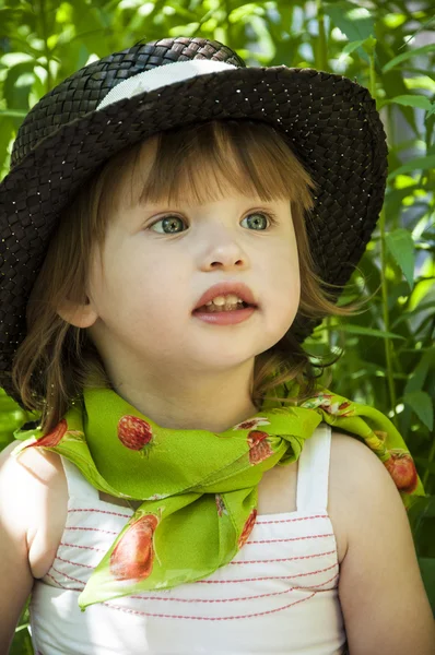 şapkalı küçük kız