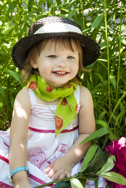 küçük kız gülümseyerek