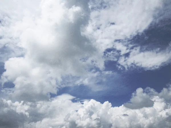 Blauwe lucht met wolken — Stockfoto