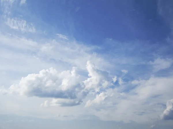 Blauwe lucht met wolken — Stockfoto