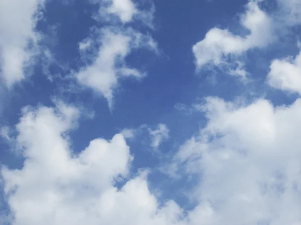 Blauer Himmel mit Wolken — Stockfoto