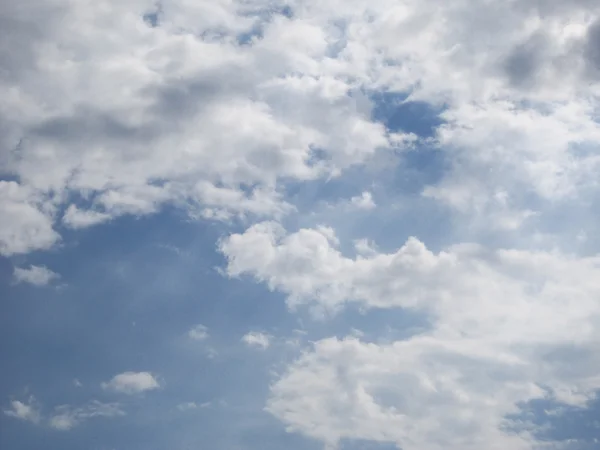 Blauwe lucht met wolken — Stockfoto