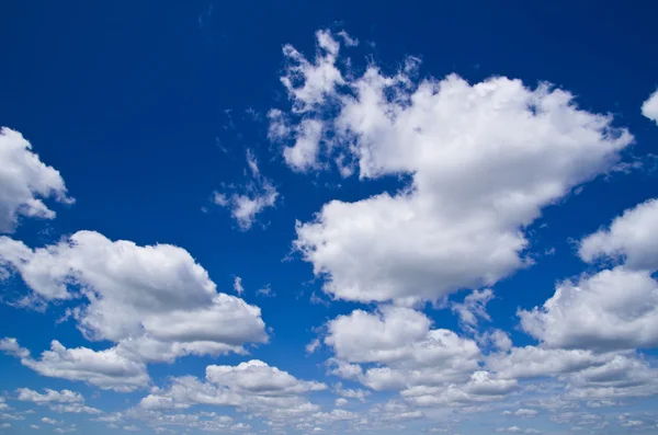 Blauwe lucht met wolken — Stockfoto