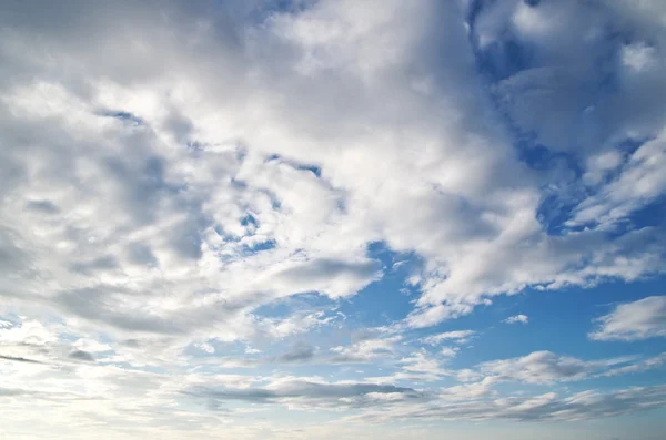 Lucht met wolken — Stockfoto