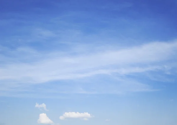 Синее небо с облаками — стоковое фото
