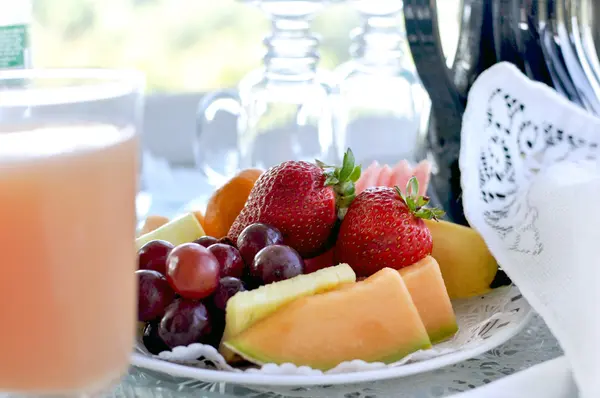 Fruit plaat met SAP in bed and breakfast — Stockfoto